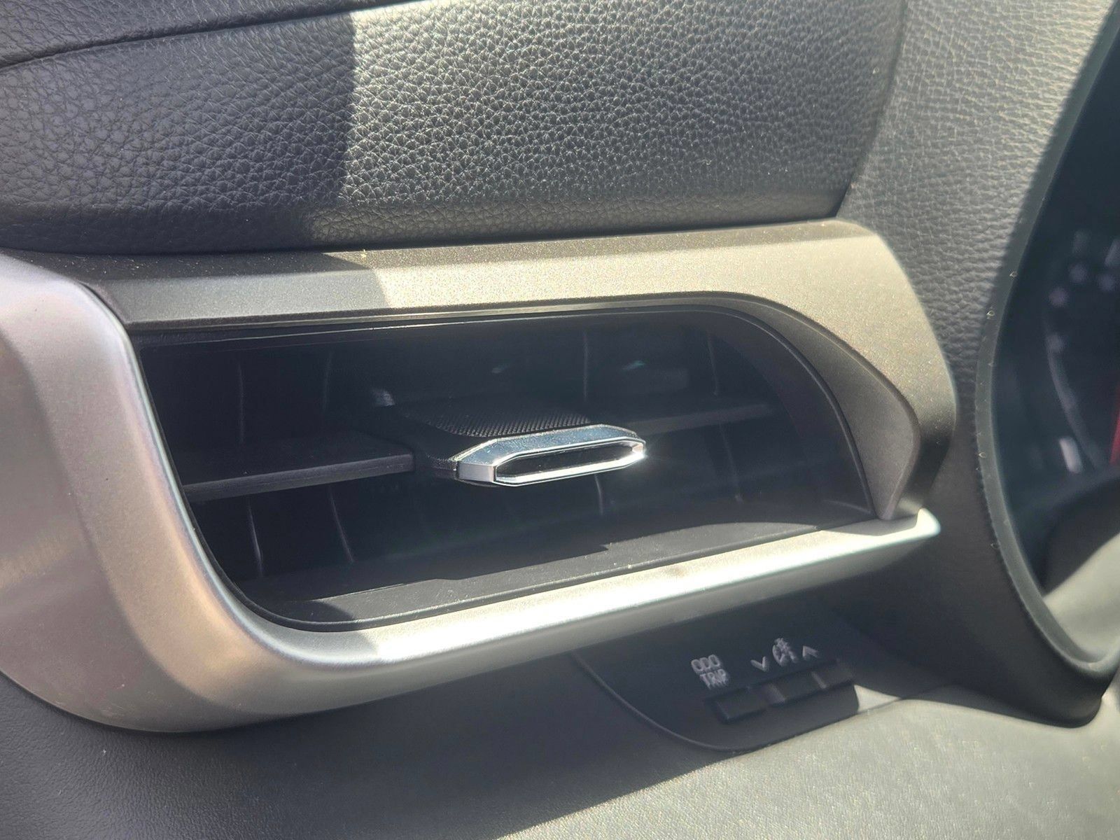Used 2021 Toyota Highlander LE FWD image 13