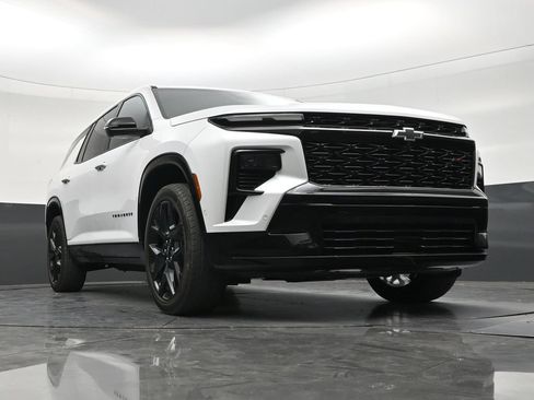 Used 2024 Chevrolet Traverse RS FWD image 26
