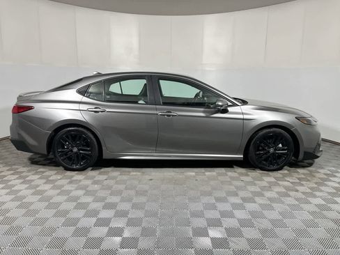 Used 2025 Toyota Camry SE image 9