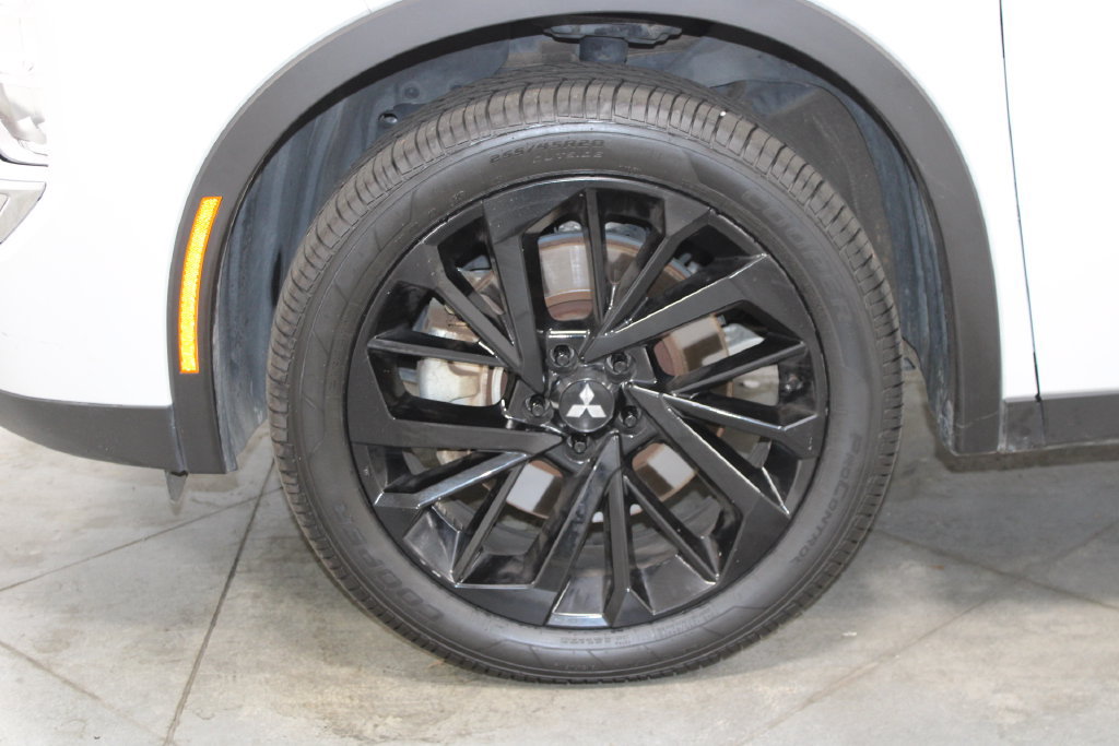 Used 2023 Mitsubishi Outlander SE Black Edition AWD/4WD image 16