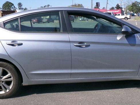 Used 2017 Hyundai Elantra SE image 4