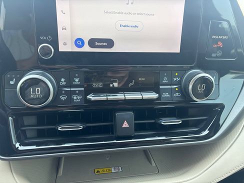 Used 2023 Toyota Highlander XLE AWD/4WD image 34