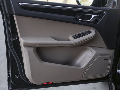 Certified 2022 Porsche Macan image 32