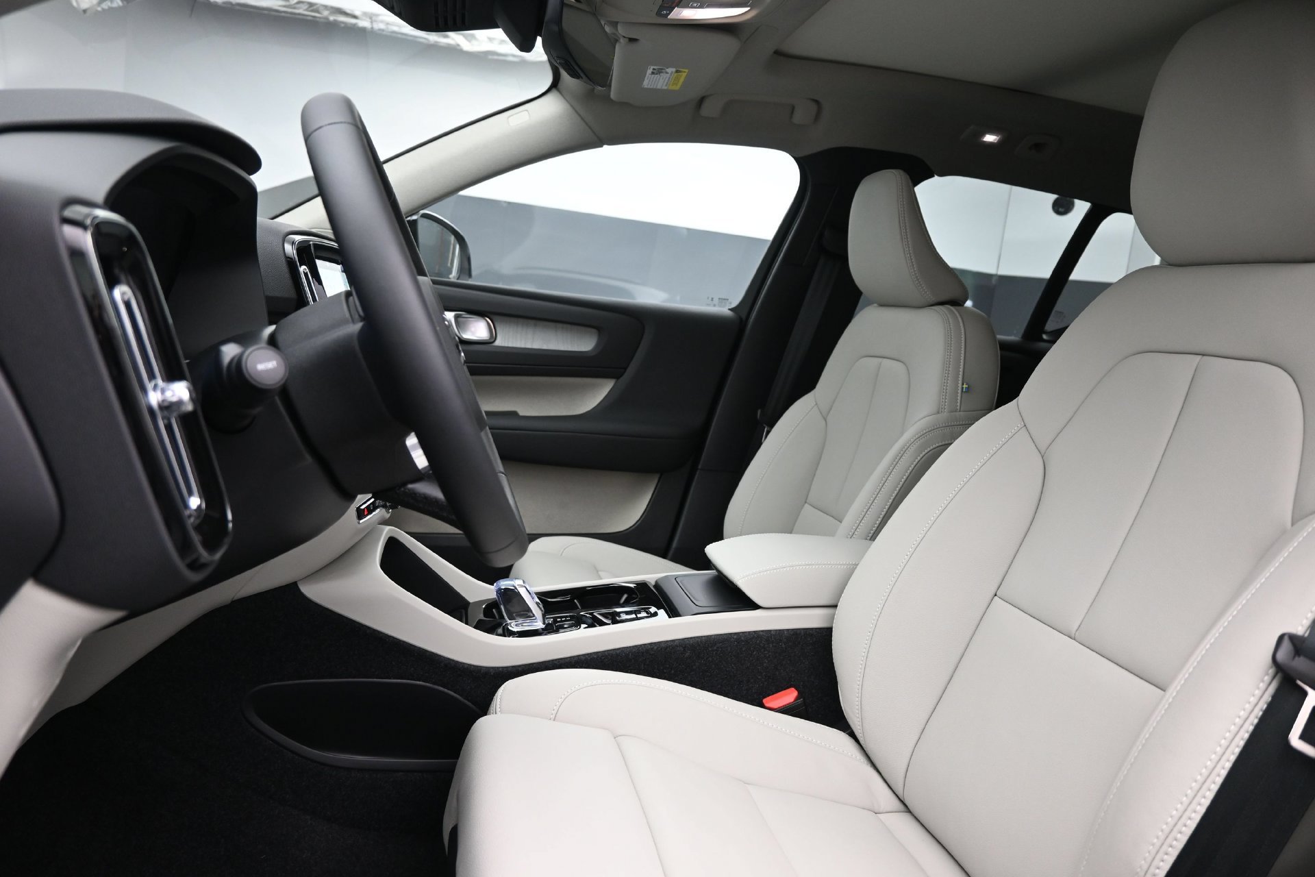 New 2026 Volvo XC40 B4 Plus w/ Protection Package Premier FWD image 10