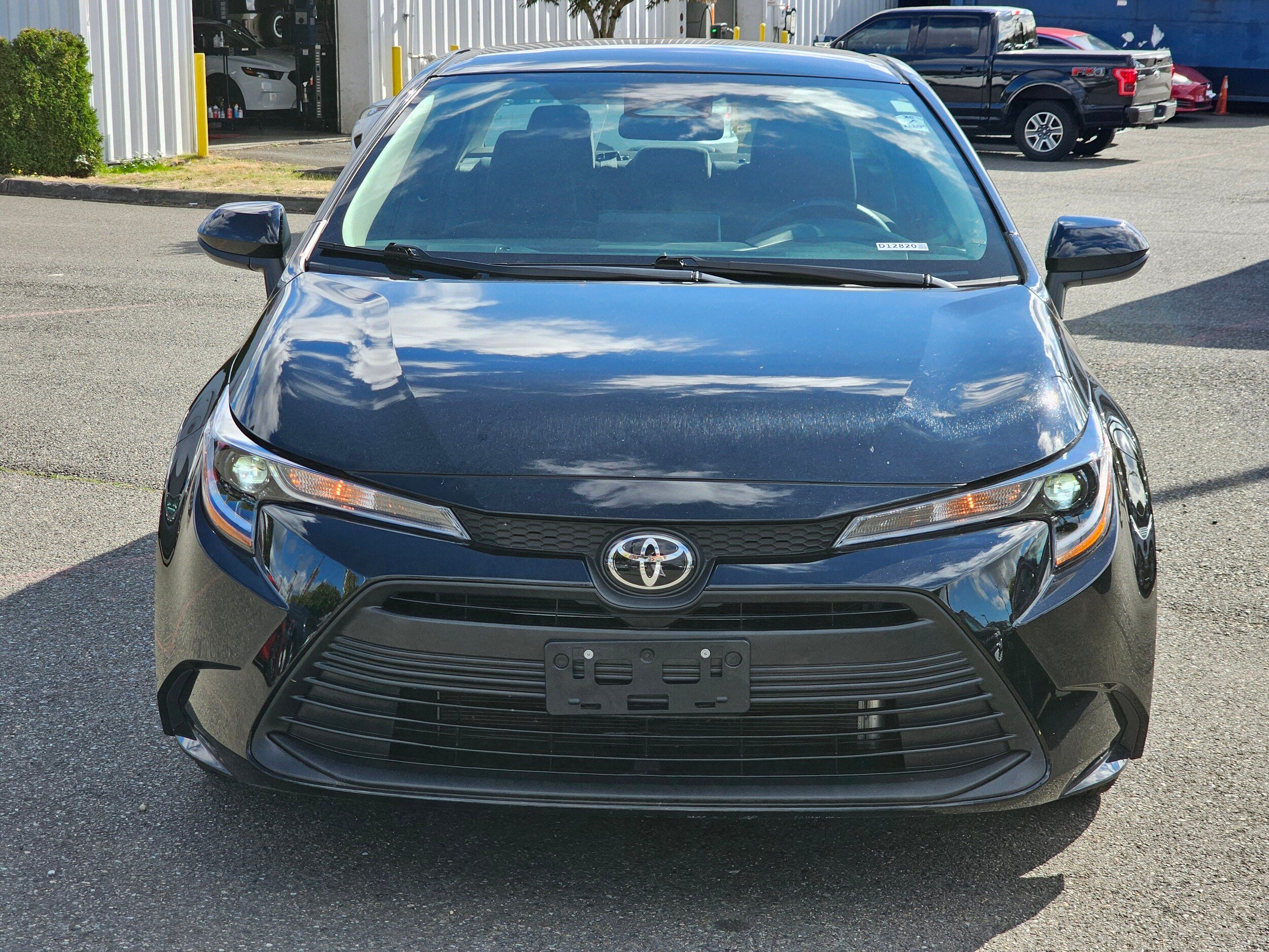 Used 2025 Toyota Corolla LE FWD image 2