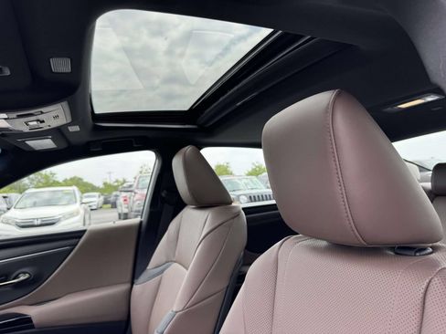 Used 2025 Lexus ES 300h w/ Technology Package FWD image 4