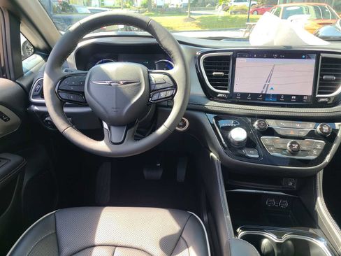 New 2023 Chrysler Pacifica Limited w/ Uconnect Theater Family Group image 42