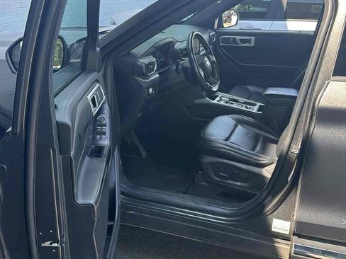 Used 2020 Ford Explorer XLT w/ Equipment Group 202A image 3