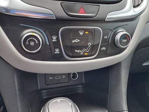 Used 2021 Chevrolet Equinox LS image 19