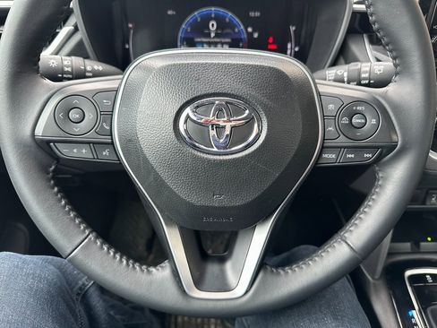 Used 2025 Toyota Corolla Cross XLE image 3