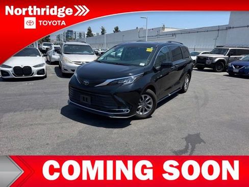 Used 2023 Toyota Sienna XLE FWD image 1