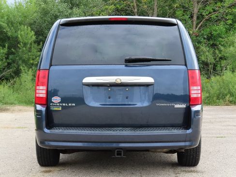 Used 2009 Chrysler Town & Country LX FWD image 5