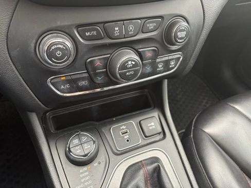 Used 2019 Jeep Cherokee Trailhawk w/ Comfort/Convenience Group AWD/4WD image 33