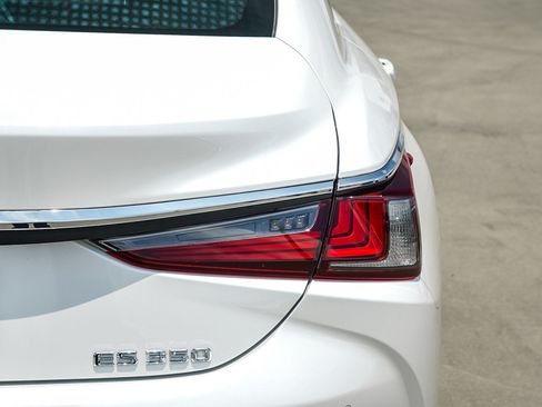 Used 2025 Lexus ES 350 w/ Premium Package FWD image 9