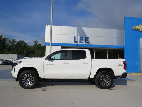 Used 2024 Chevrolet Colorado Z71 w/ Z71 Convenience Package 2 AWD/4WD image 2