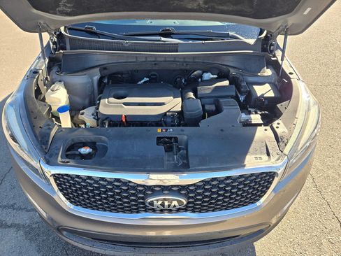 Used 2017 Kia Sorento LX w/ LX Convenience Package image 19