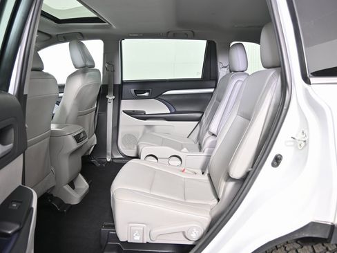 Used 2018 Toyota Highlander XLE image 19