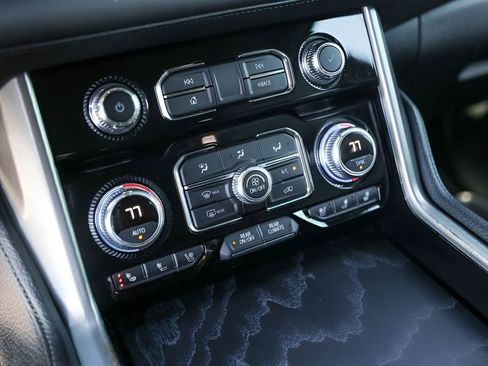 Used 2021 GMC Yukon XL Denali w/ Denali Premium Package image 22