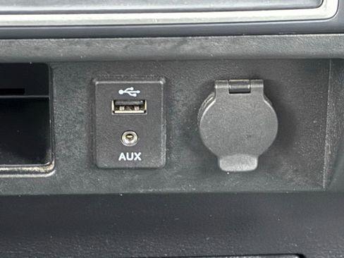 Used 2018 Nissan Titan S w/ GAWR Package AWD/4WD image 23