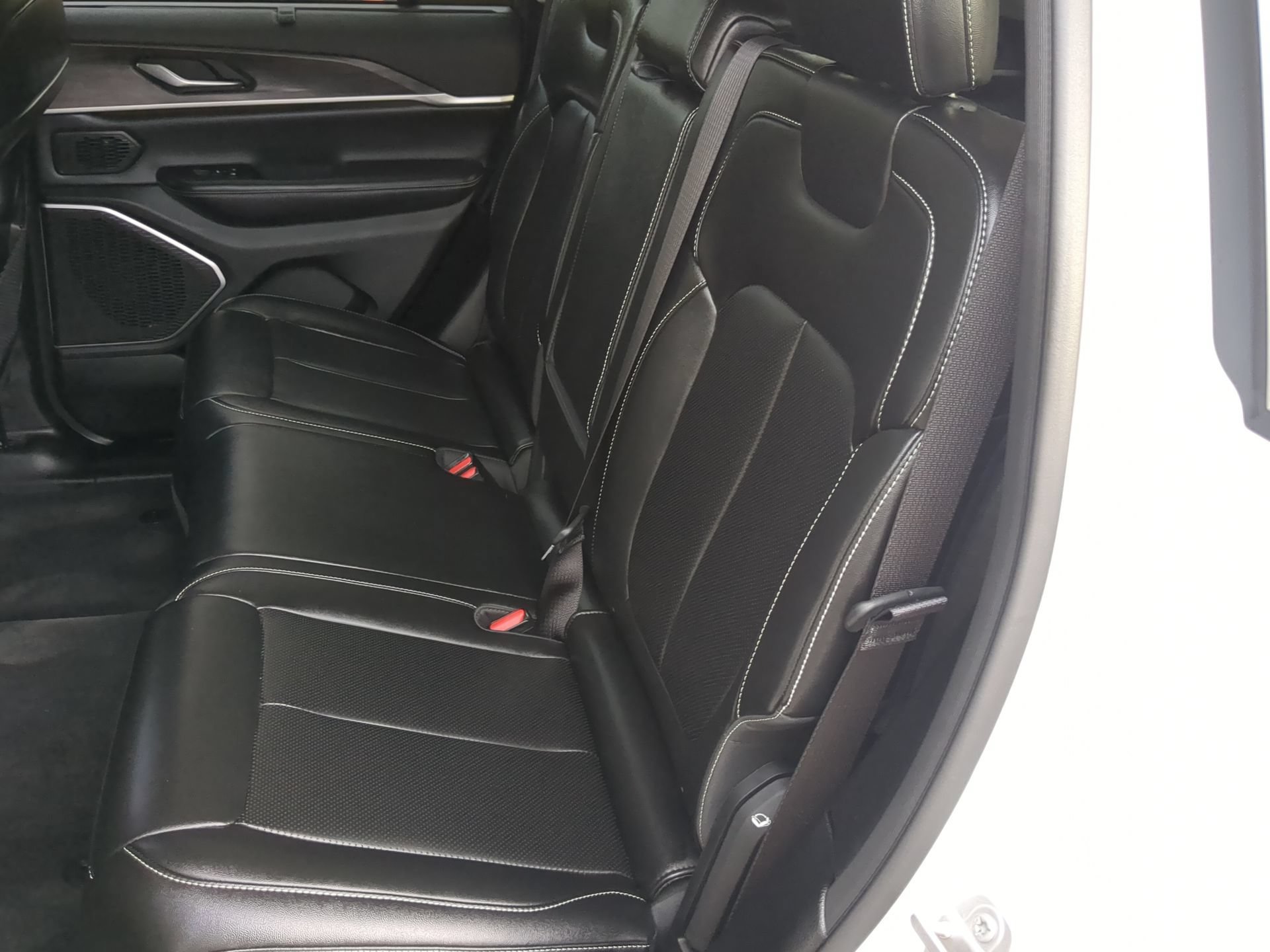 Used 2023 Jeep Grand Cherokee Limited w/ Luxury Tech Group II AWD/4WD image 54