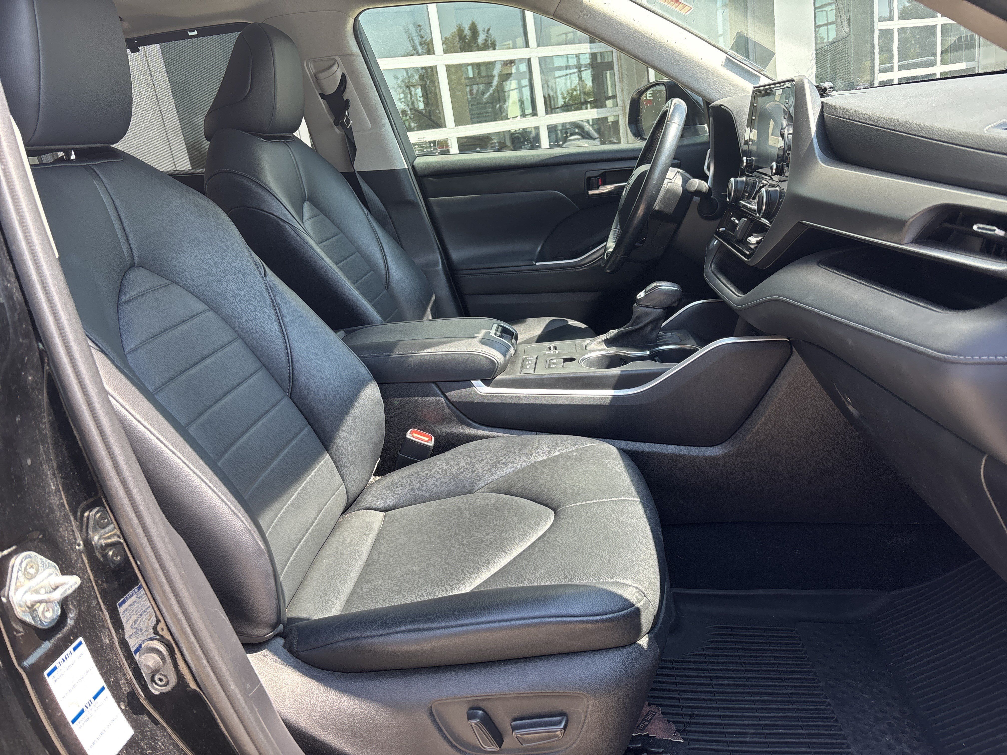 Used 2020 Toyota Highlander XLE AWD/4WD image 25