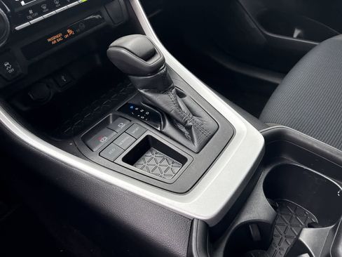 Used 2021 Toyota RAV4 LE image 16