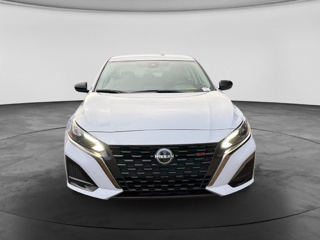 Used 2025 Nissan Altima 2.5 SR FWD image 2