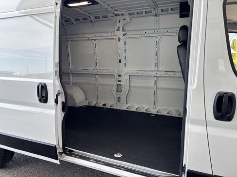Used 2025 RAM ProMaster 2500 w/ Convenience Group FWD image 18