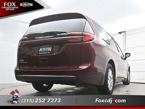 Used 2022 Chrysler Pacifica Touring-L image 21