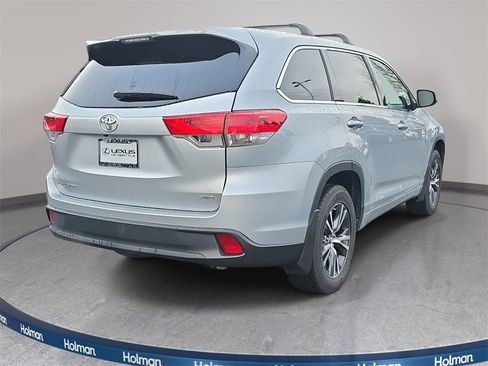 Used 2017 Toyota Highlander LE image 6