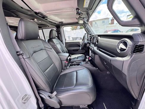 Used 2023 Jeep Wrangler Unlimited Sahara AWD/4WD image 18