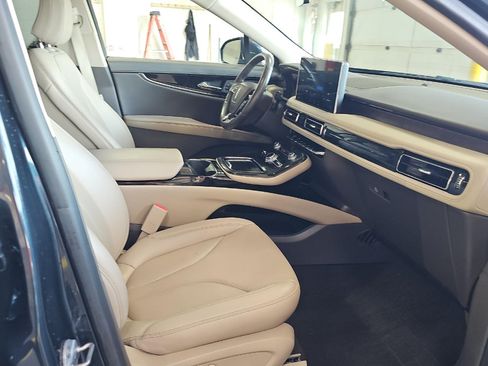 Used 2023 Lincoln Nautilus Reserve AWD/4WD image 9