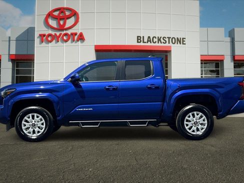 Used 2025 Toyota Tacoma SR5 AWD/4WD image 6