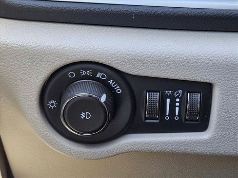 Used 2023 Chrysler Pacifica Touring-L FWD image 13