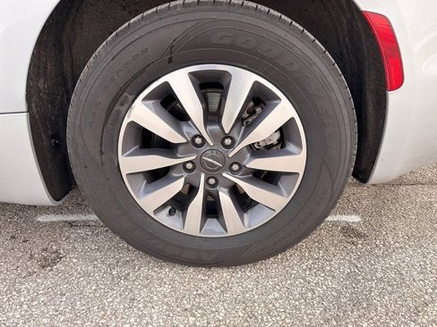 Used 2023 Chrysler Pacifica Touring-L image 19