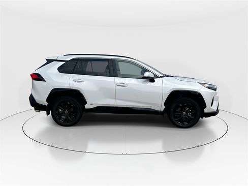 Used 2023 Toyota RAV4 SE image 9