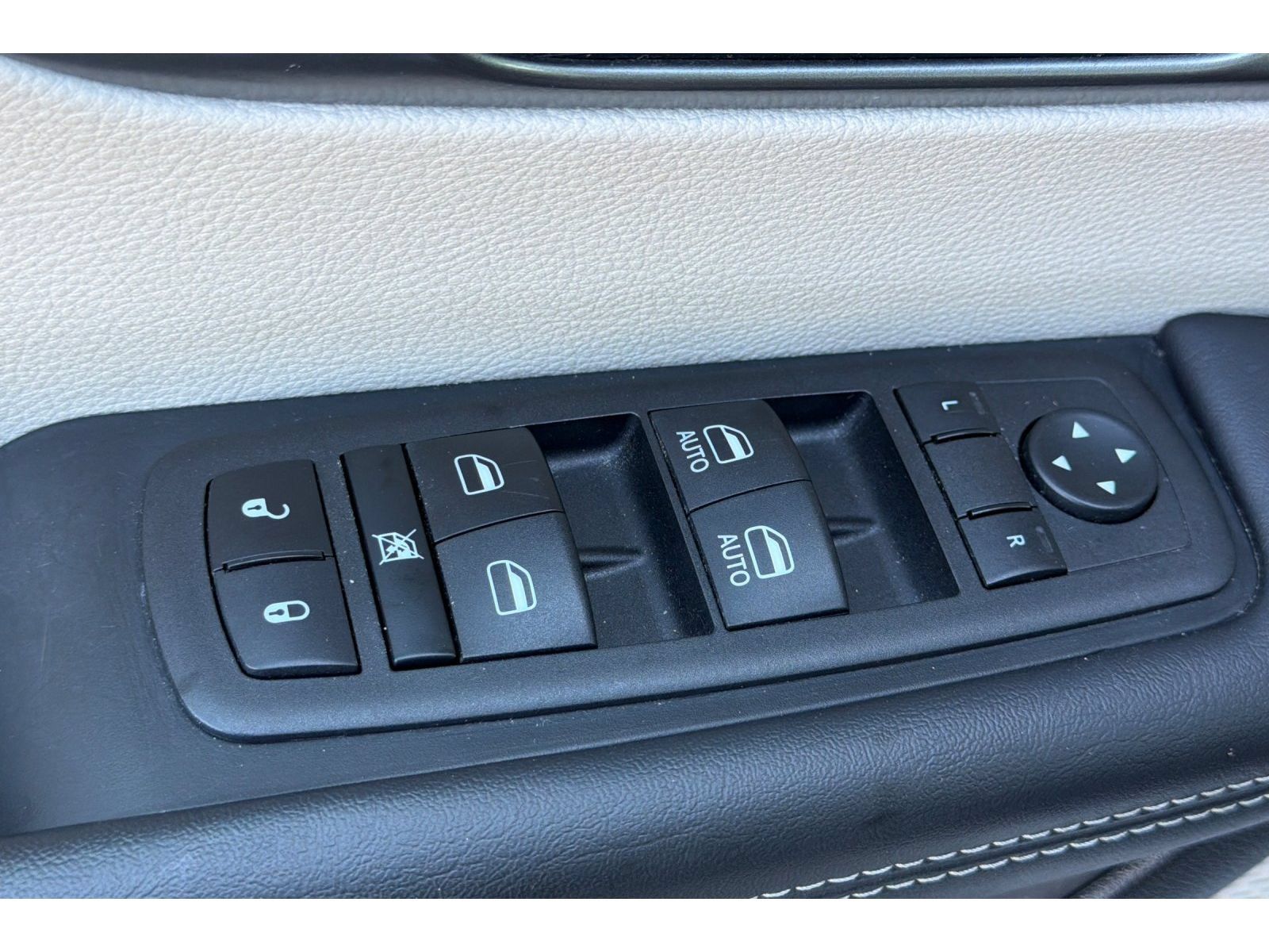 Used 2023 Chrysler Pacifica Touring-L FWD image 12