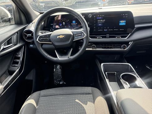 Used 2025 Chevrolet Equinox LT FWD image 18
