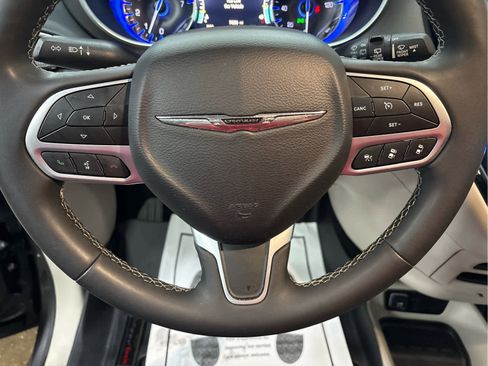 Used 2023 Chrysler Pacifica Touring-L image 18