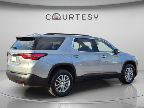Used 2023 Chevrolet Traverse LT FWD image 7
