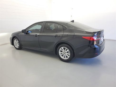 Used 2025 Toyota Camry LE image 7