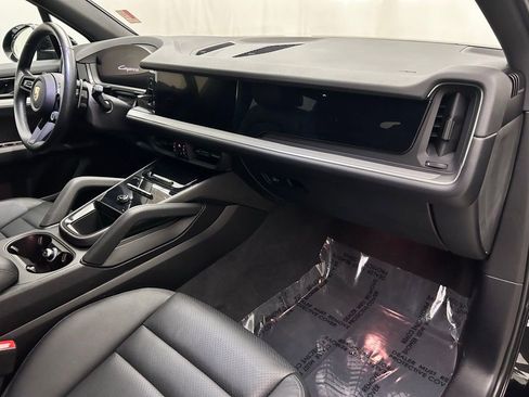 Used 2024 Porsche Cayenne image 18