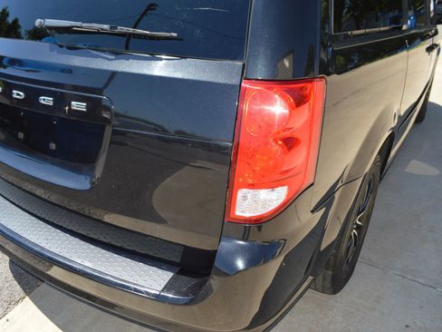Used 2016 Dodge Grand Caravan SXT w/ UConnect Hands-Free Group FWD image 8