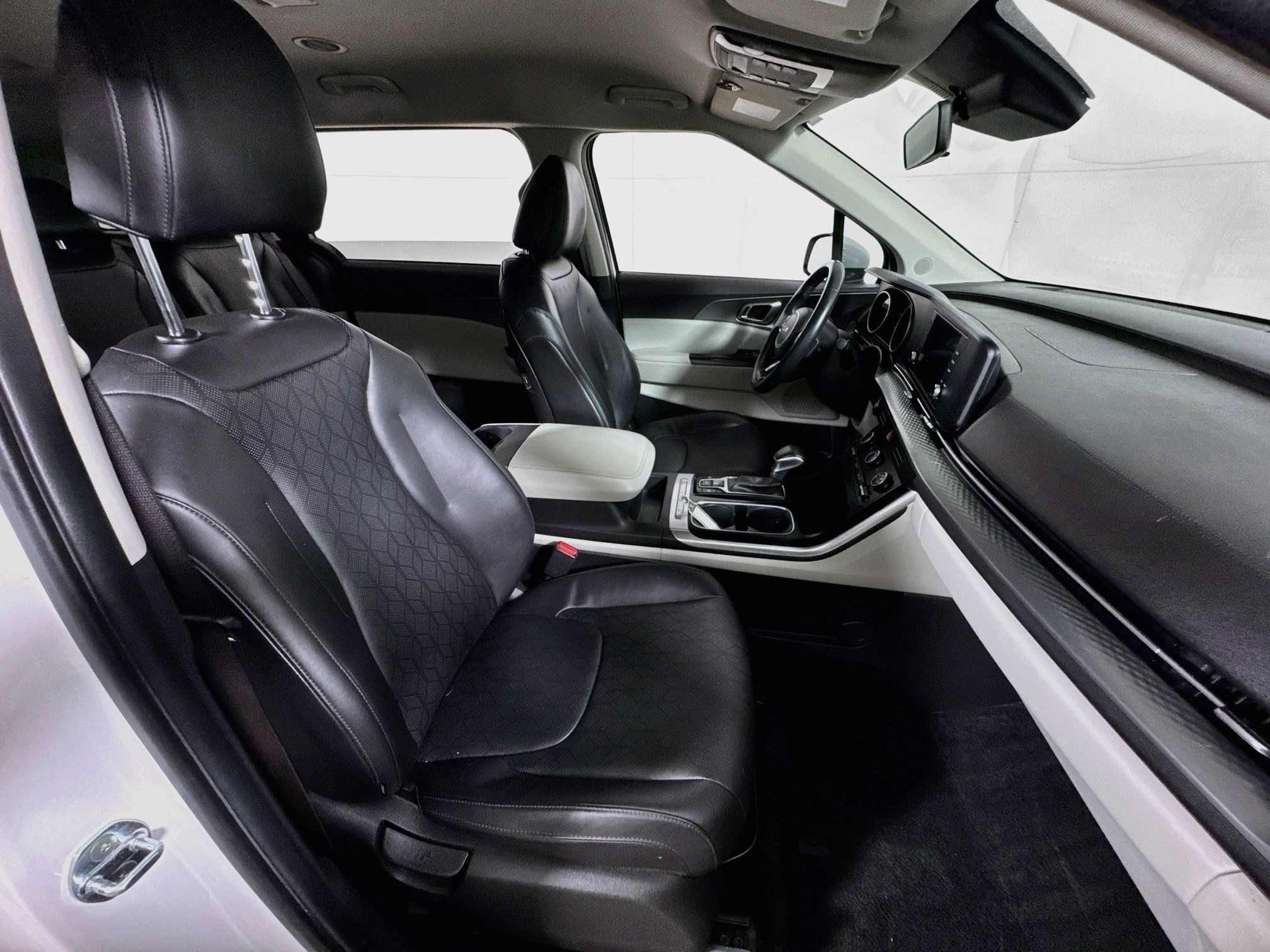 Used 2022 Kia Carnival LX FWD image 28