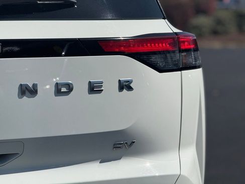 Used 2024 Nissan Pathfinder SV image 14