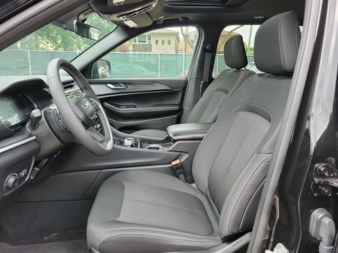 Used 2025 Jeep Grand Cherokee Laredo X RWD image 14