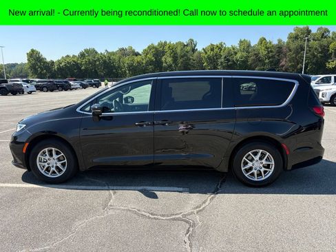 Used 2025 Chrysler Pacifica Select FWD image 6