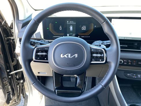 Used 2025 Kia Carnival EX FWD image 29