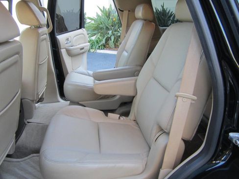 Used 2009 Cadillac Escalade Base AWD 4dr SUV w/V8 Ultra Lu image 18