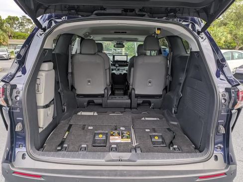 Used 2025 Toyota Sienna XLE FWD image 13